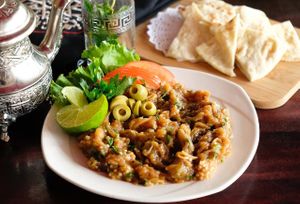 Zaalouk, la pure de berenjena como nunca la haz probado con su ensalada y pan marroquí Batbout de sartén. at Dar Yemma in Puebla