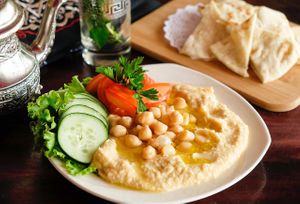 Humus Maghribe con su ensalada y pan marroquí Batbout de sartén. at Dar Yemma in Puebla