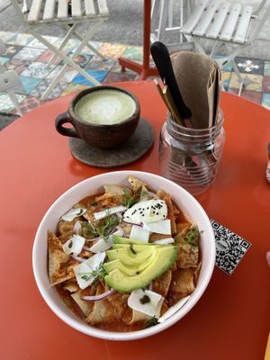 Muy rica la salsa de los chilaquiles, los recomiendo.  at Vegamo Deli in Mexico City