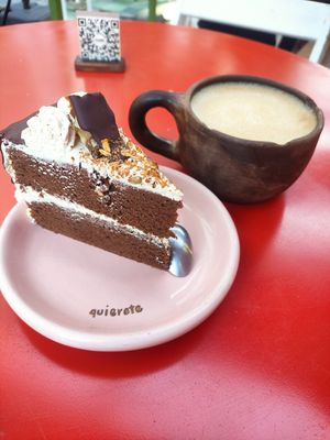 Snickers cake and Latte at Vegamo Deli in Mexico City
