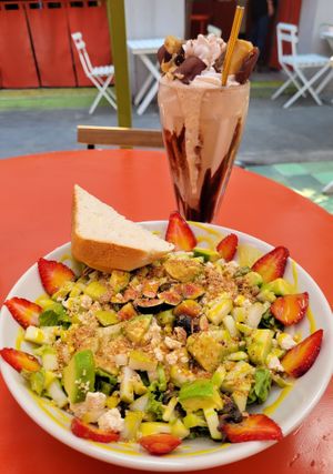 Ensalada Vegamo & Snickers Milkshake at Vegamo Deli in Mexico City