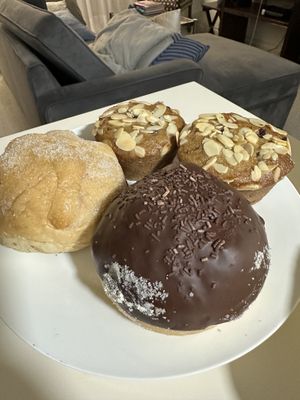 Pan de Muerto y Muffins… hay muchas variedades de dulces más 🥰  at Vegamo Deli in Mexico City