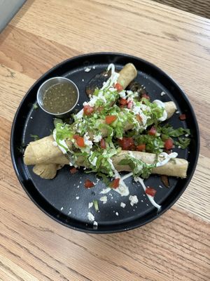 “Flautas”: Torullas de mais rellenas de setas.
acompañados de ensalada de nopal. Se sirven con lechuga, crema, queso, requesón, rábano, tomates cherry, brotes y saisa martaj at Vegamo Deli in Mexico City