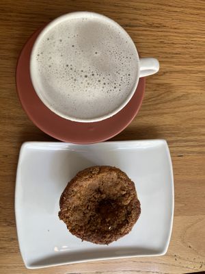 Chai latte y muffin de zanahoria  at Vegamo Deli in Mexico City