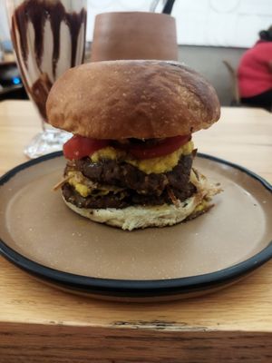 Doble cheeseburger at Vegamo Deli in Mexico City