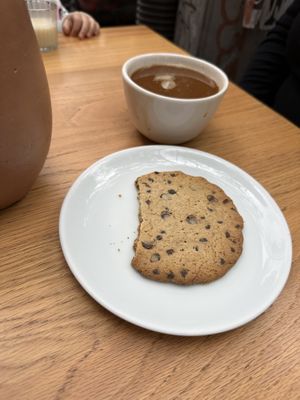 Paquetes de desayunos incluyen café, galleta, y jugo  at Vegamo Deli in Mexico City