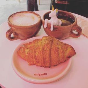 Croissant con mermelada, café y té at Vegamo Deli in Mexico City