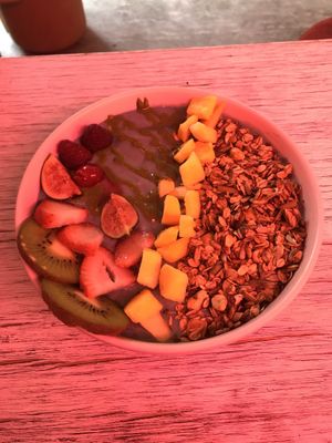 Spirulina açai Bowl at Vegamo Deli in Mexico City