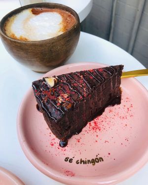 Venden rebanadas de pastel  at Vegamo Deli in Mexico City