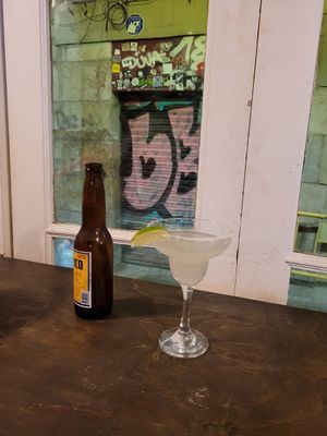 מרגריטה ובירה מעולות at Monchito in Barcelona