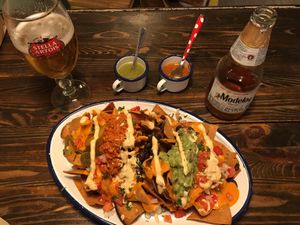 Nachos completos super sabrosos acompañados de dos salsas at Monchito in Barcelona