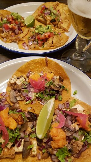 Tofu tacos and "chicken" tacos 👌 at Monchito in Barcelona