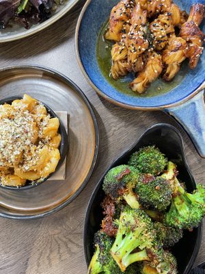 Tofu knots, mac and cheese, sambal broccoli   at Vegivores in Reading
