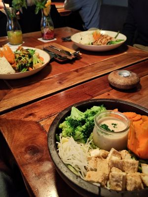 Bowl mit veganer Soße - im Hintergrund Sachen mit Fisch... at Buddha Bowl in Luebeck