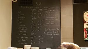 Menu boissons avec différents "laits" at La Fabrique Arhoma in Montreal