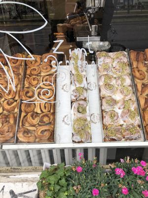 Zimtschnecken / Cinnamon Buns in der Auslage  at Vollkornbäckerei Hartwich in Berlin