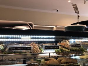 Drei vegane belegte Brote in der Vitrine: Gegrillte Aubergine, Mozzavella, Avocado (jeweils 4.70€)  at Vollkornbäckerei Hartwich in Berlin