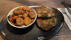 Kohlrabischnitzel 😍 und Bratkartoffeln at HeimWerk Altstadt in Dusseldorf