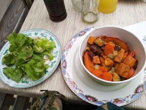 Roasted seasonal vegetables with salad. Légumes de saison grillés avec de la salade. at Break in Amiens