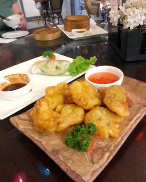Rice paper rolls and fried wontons at Mr Hong in West End