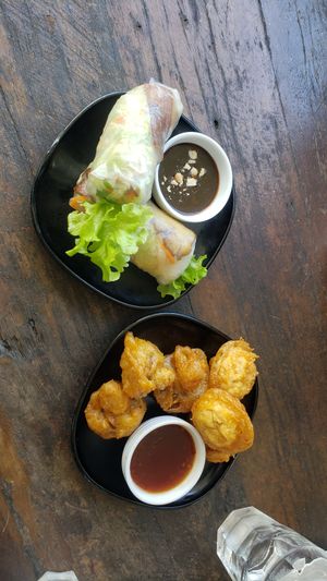 Vegan duck rice paper rolls and fried mushrooms at Mr Hong in West End