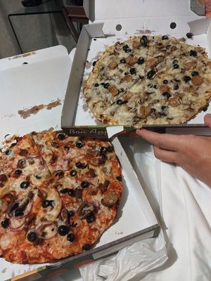 Unten Meat Feast, oben Boscaiola at Sora Lella Roman Vegan Restaurant in Edinburgh