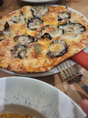 pizza with aubergine at Sora Lella Roman Vegan Restaurant in Edinburgh