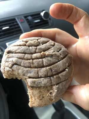 no aguante la mordida antes de la foto 😂 concha de vainilla  at Green & Yang in Mexico City