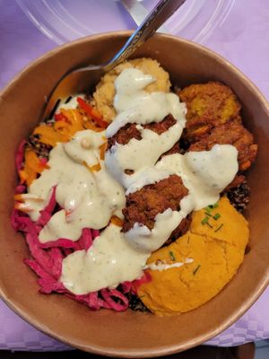 Bol falafel avec fromage végétal at Colibri in Quebec
