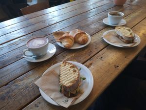 Hummus-Brot, Crossaints, Kakao, Kaffee at Espresso Zack Zack in Leipzig