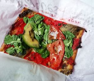 Estaba de pas i vaig anar a demanar algo per menjar. Vaig comprar un trosset de coca amb escalivat, alvocat i tomàquet. Ho vaig trobar una mica car pel que era, ja que alvocat hi  at Marques in Lleida