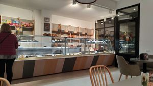 Altres opcions no veganes i àmplia zona per seure / Otras opciones no veganas y amplia zona para sentarse / Other non vegan options and Wide area to seat at Marques in Lleida