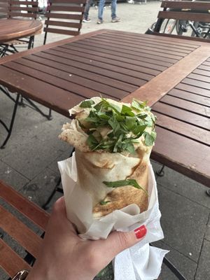 Falafelrolle mit Tahinisauce und extra viel Hummus   at Dat Frittebüdche in Aachen