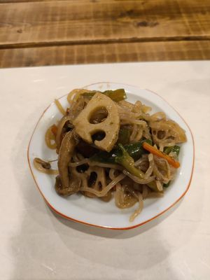 Side dish 1: konjak noodles, lotus root, mushroom, carrot, and green pepper at Fujifuku in Tokyo