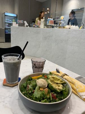 Custom bowl and smoothie  at my bowl in Osaka