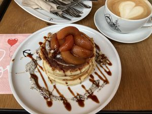 Pancakes mit Pflaumen  at heimathafen Wiesbaden in Wiesbaden
