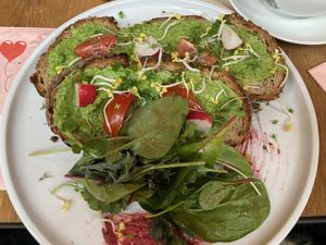 2 Scheiben Sauerteigbrot mit Avocadocreme  at heimathafen Wiesbaden in Wiesbaden