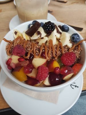 Veganes Porridge mit wechselnden Obst at heimathafen Wiesbaden in Wiesbaden