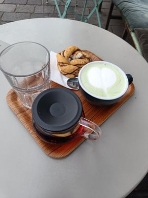 Hibiscus thee, matcha latte met amandelmelk en een cinnamon roll at Peaberry in Ghent