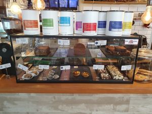 Showcase with vegan cake option at Al-Gharb Coffee Roasters in Albufeira