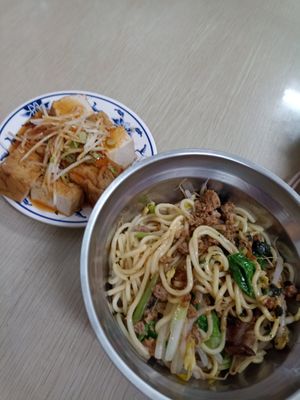 Dry toon noodles and a side dish of tofu at XuěHuā SùShí 雪花素食 in Puli