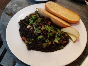 Belugalinsen Salat mit Ktäuterbaguette. Hier muss man sagen, dass kein Käse dazu soll. at Café Immergrün in Jena