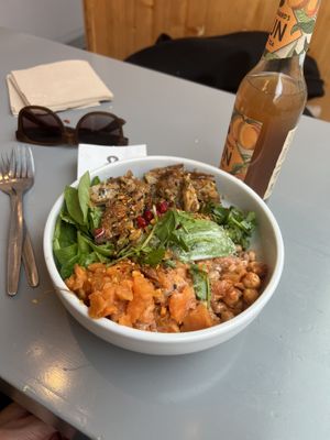 Vegan chicken bowl  at beets&roots - Dorotheenstraße in Berlin