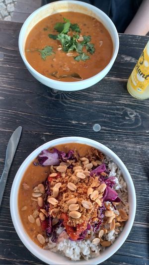 Thai lentil soup and Thai curry bowl at beets&roots - Dorotheenstraße in Berlin