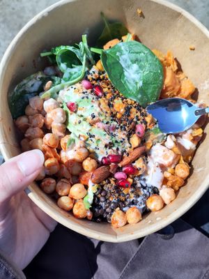 Avocado Bowl at beets&roots - Dorotheenstraße in Berlin