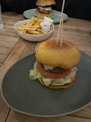 the mockinbird vegan option (13.50€) fries (plus 3.80€)  at Three Little Birds in Sagres