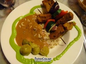 Seitan brochettes with peanut sauce, rice and Brussel sprouts at Juicy Jones - Hospital in Barcelona