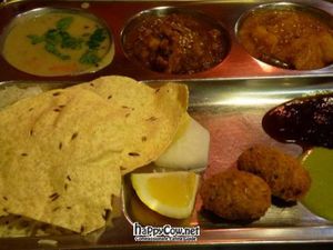 Thali (Indian dishes) at Juicy Jones - Hospital in Barcelona