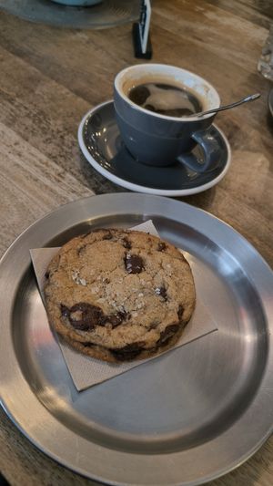 Vegan cookie + American coffee at Blackbird in Valencia