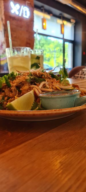 Pad thai at Zjesc in Warsaw